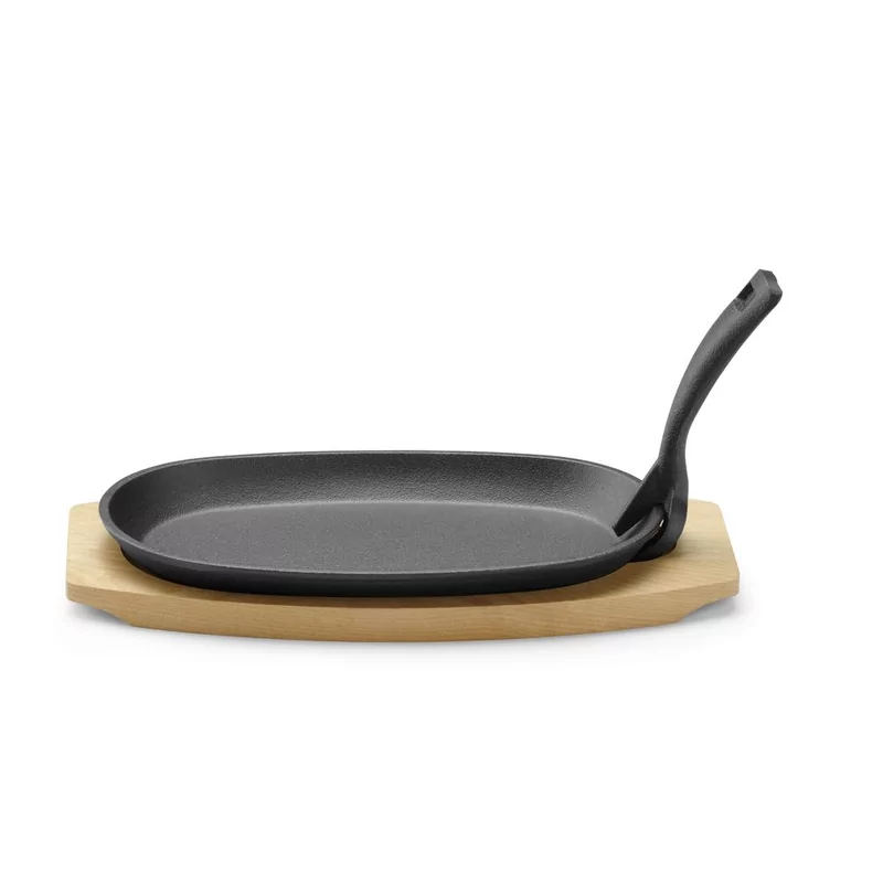 Gietijzeren schaal met houten onderlegger en greep